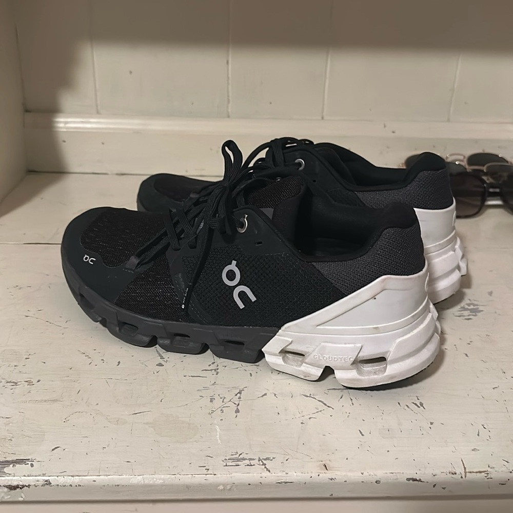 Women’s On Cloud Running Shoes Size 9.5